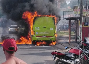Após colisão entre moto e ônibus, veículos pegam fogo em Teresina
